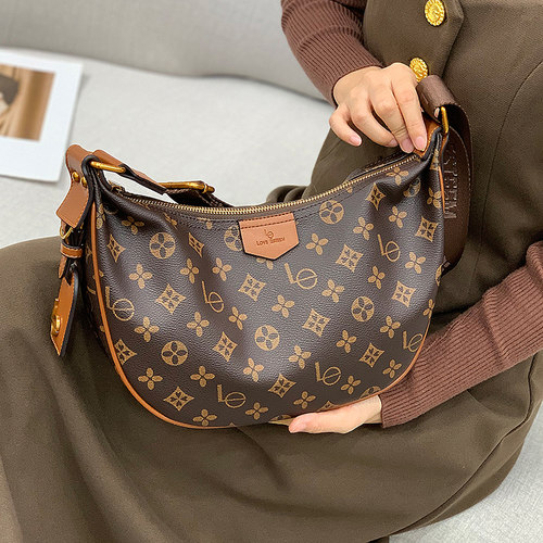 路易Le时尚老花斜挎包女真皮腋下月牙包2025新款高级感月亮饺子包