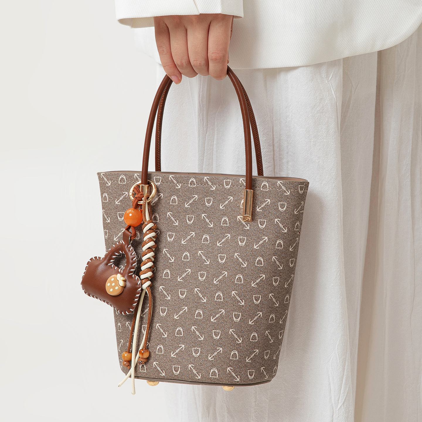 品牌女包真皮高级感单肩斜挎包2025新款时尚百搭水桶包小号薯条包