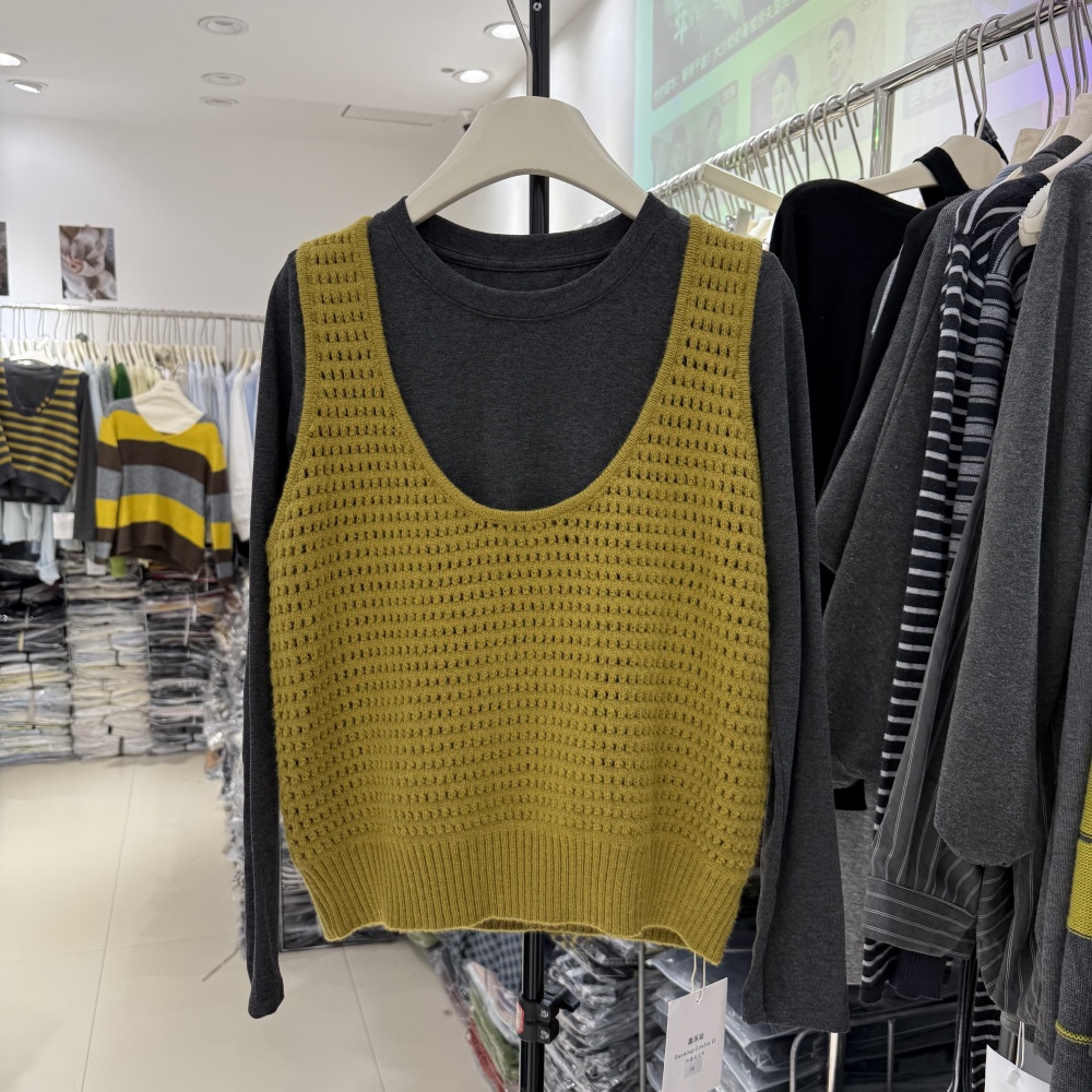 25秋冬韩系简约镂空设计U领针织背心马甲+柔软内搭两件套上衣396