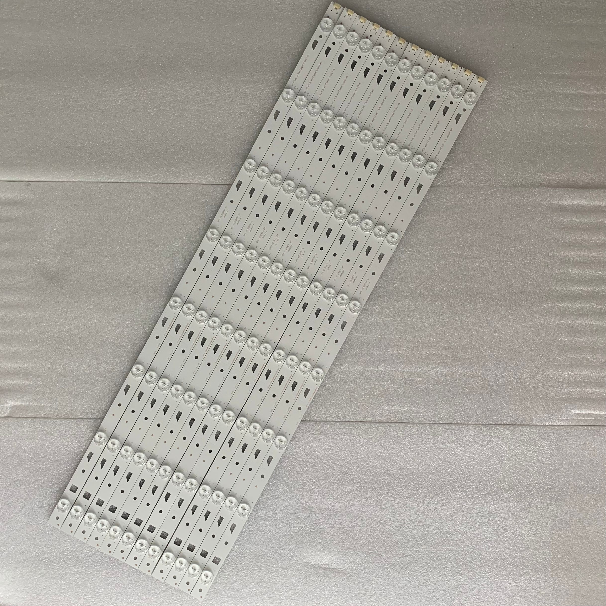 L65E5800A-UD灯条YHE-4C-LB650T-YH2 650D30_3030C_12x8_V4灯