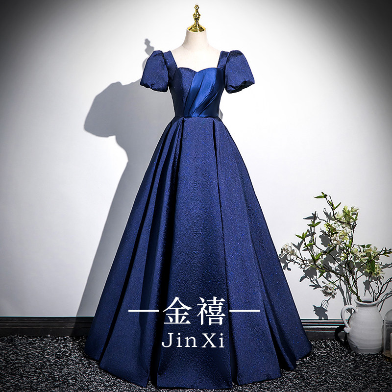 蓝色礼服高级感成人毕业钢琴主持图片