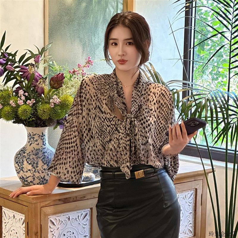 法式高级感V领印花衬衫女款2025新款爆款设计感独特漂亮小衫上衣