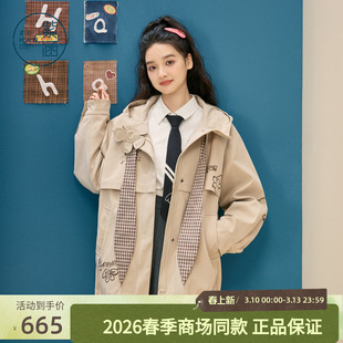 紫涵短款卡其色风衣女2026春季新款卡通刺绣格纹抽绳设计连帽外套