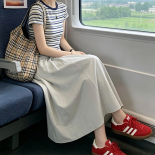 浅卡其色拼接工装裙女2026夏季修身梨型身材A字裙高腰显瘦半身裙