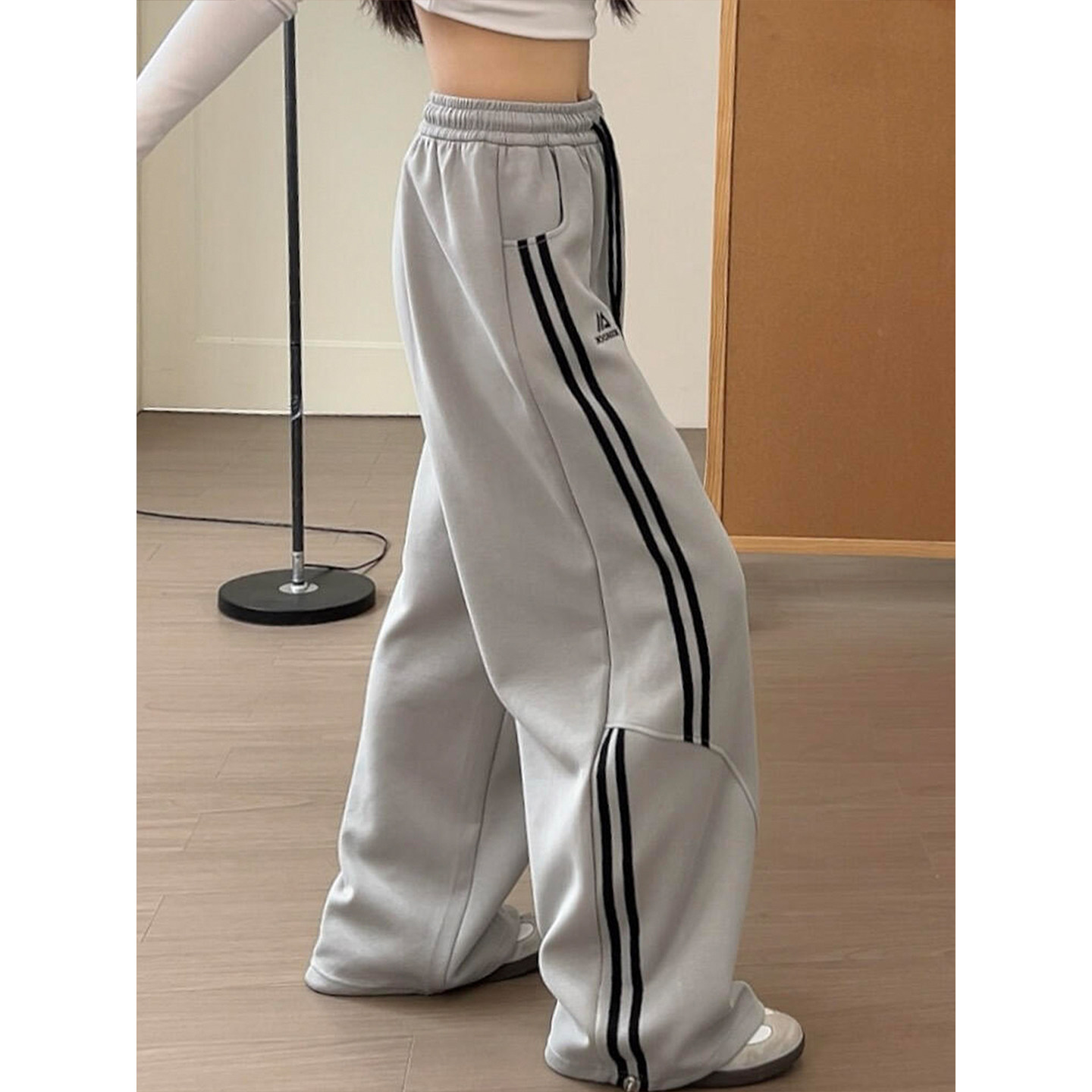 银灰色松弛风条纹运动裤子女2026秋季高腰显瘦宽松阔腿裤休闲卫裤图片