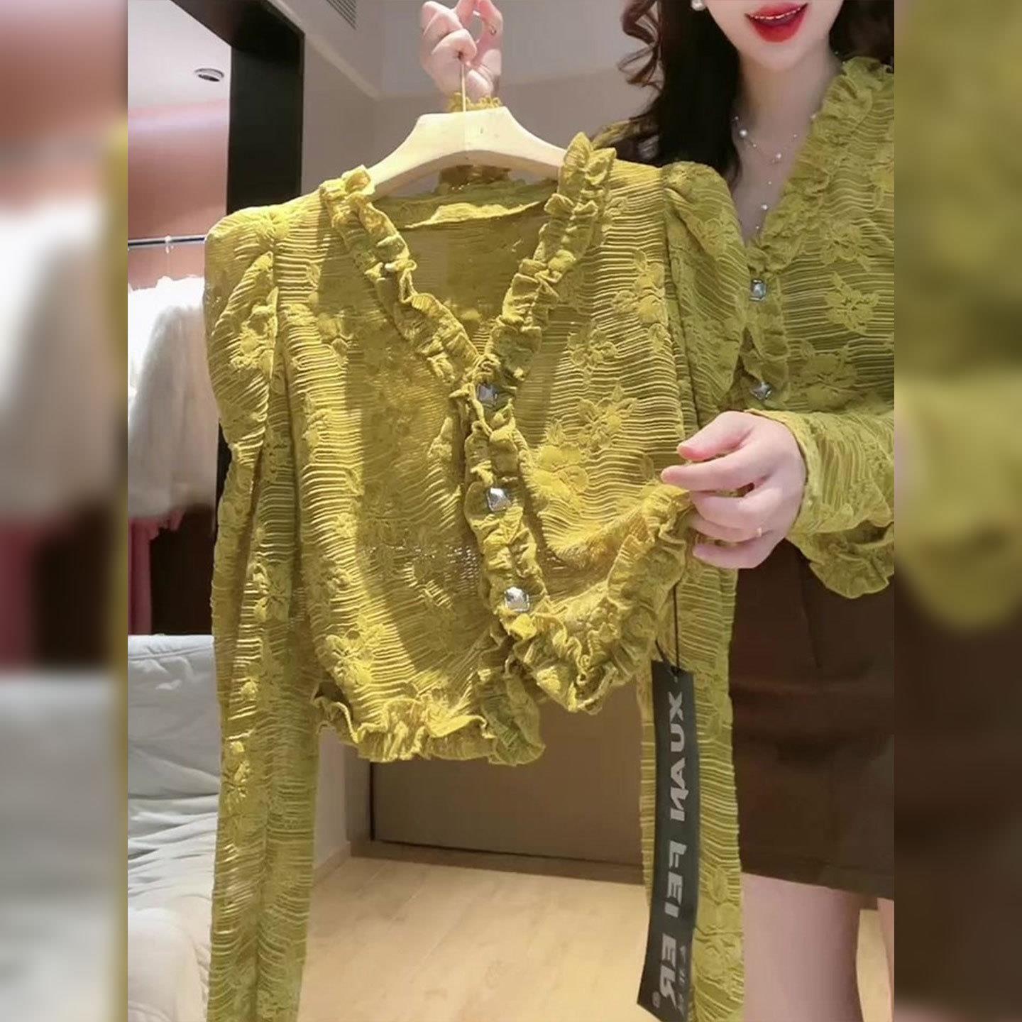 法式V领木耳边拼接上衣女早秋泡泡袖设计感修身黄色显瘦蕾丝衬衫