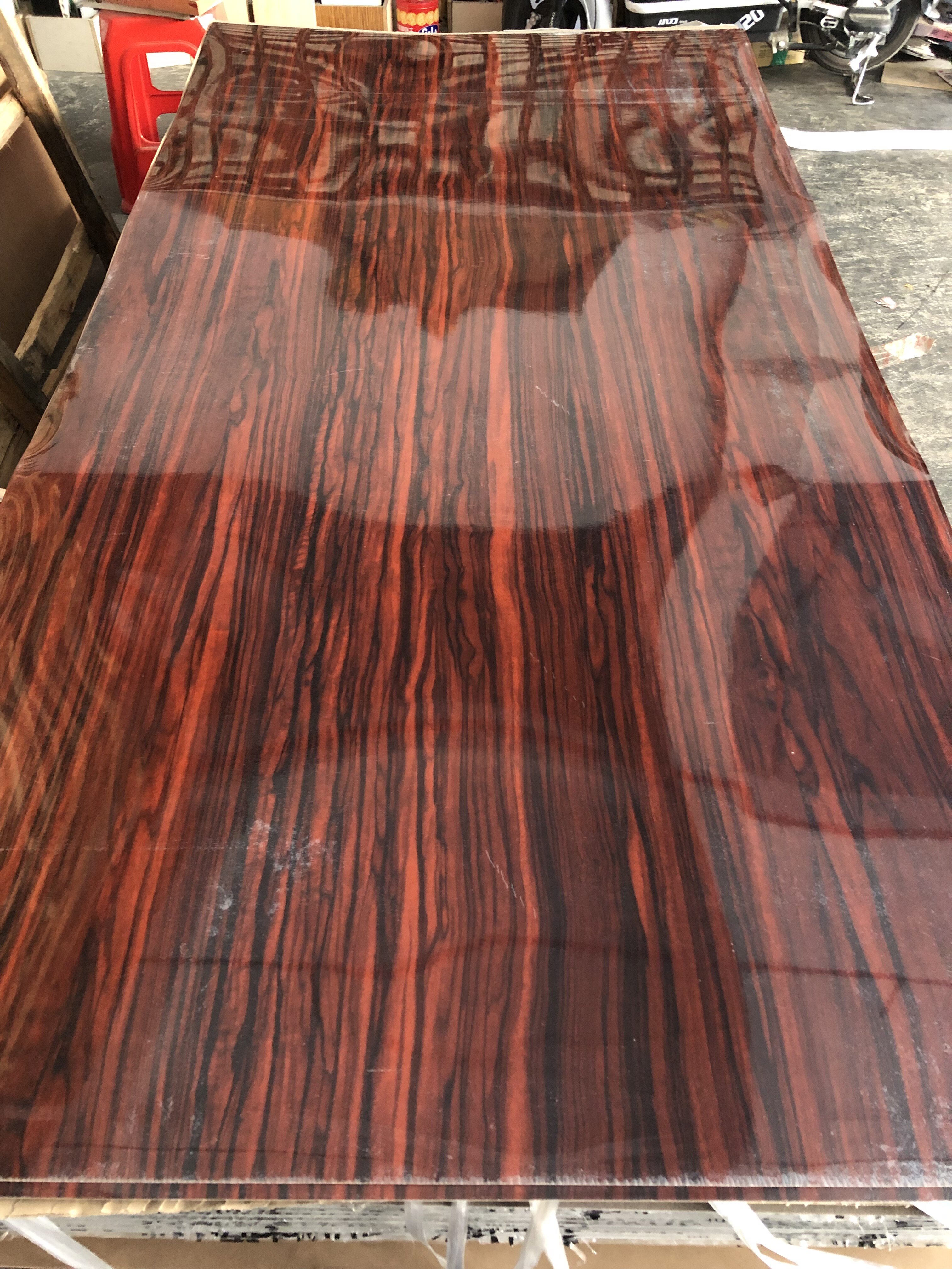 玫瑰红檀山纹木纹亮光面防火板耐火板美耐板饰面板2022新