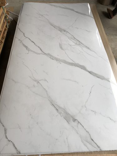 鱼肚白防火板2025新仿大理石纹耐火板美耐板免漆饰面板高光面