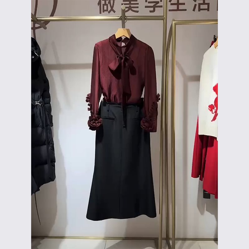 2025早春季新款女装今年流行的漂亮酒红色系带衬衫连衣裙两件套装
