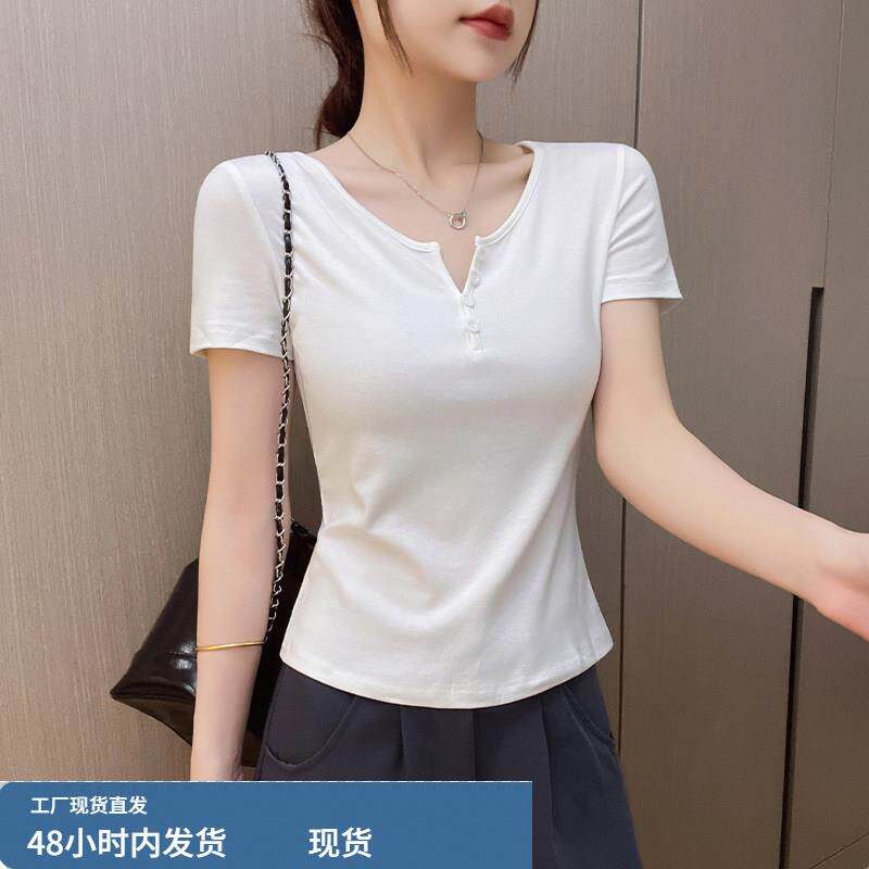 2025夏季新款小V领收腰设计感短袖t恤女白色钮扣纯欲风气质上衣潮