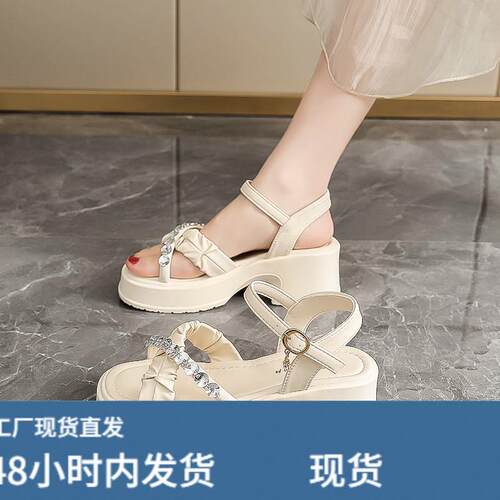 踩屎感水钻一字带厚底凉鞋女2026夏季新款软底防滑舒适休闲沙滩鞋