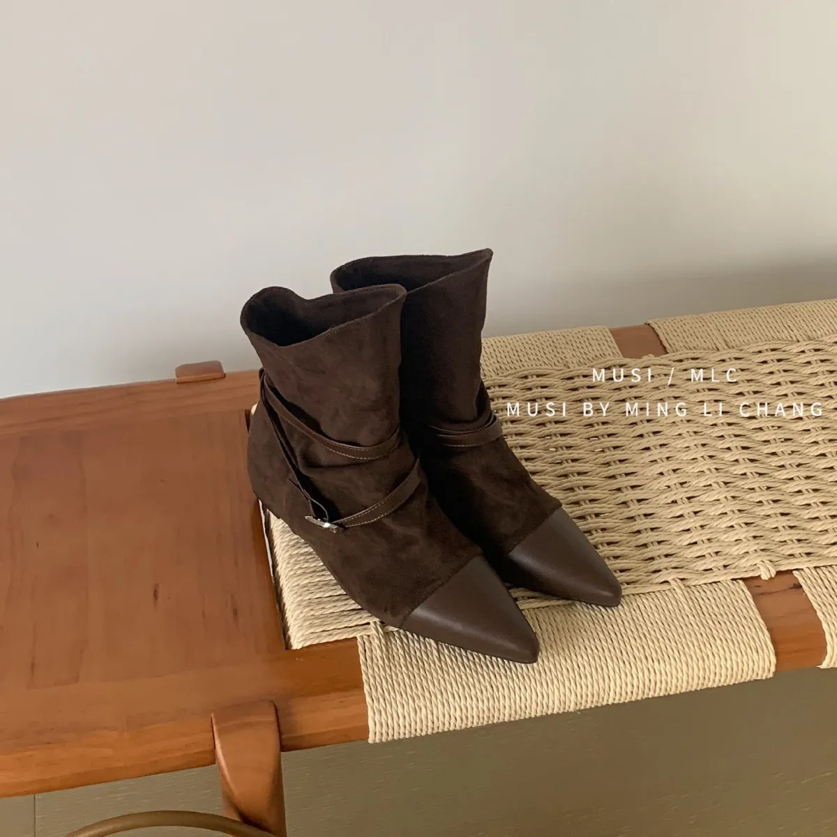 2025新款韩版尖头内增坡跟拼接堆堆马丁女短靴皮带扣女靴