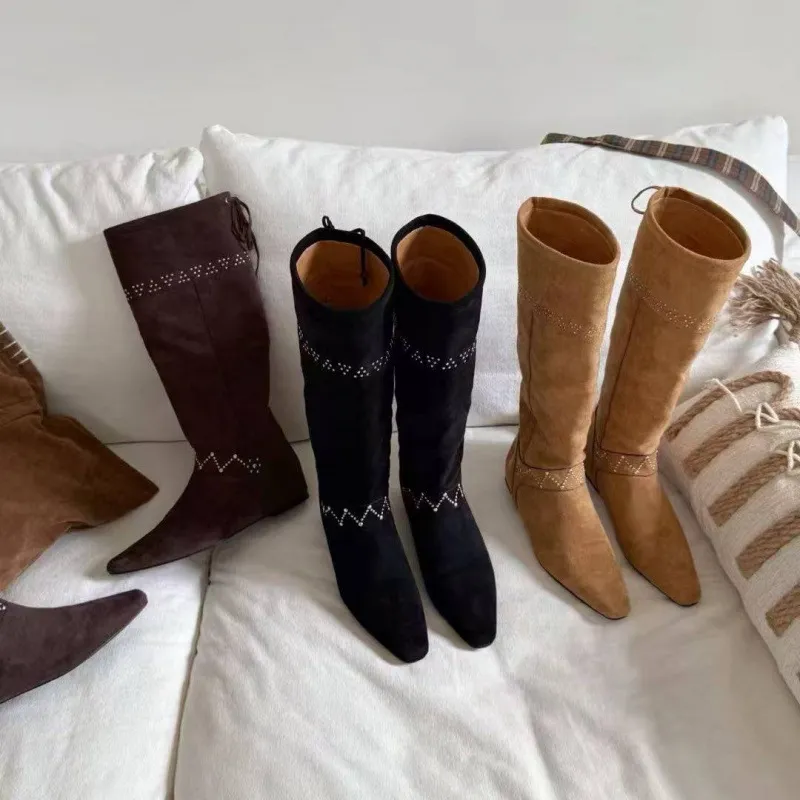 2025年秋冬新款小众设计感气质绒面骑士靴女方头内增高皮带扣长靴