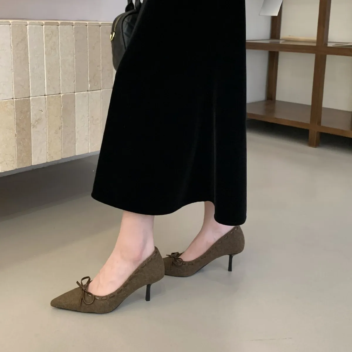 2025新款尖头细高跟蝴蝶结毛呢浅口加绒套脚百搭OL女单鞋