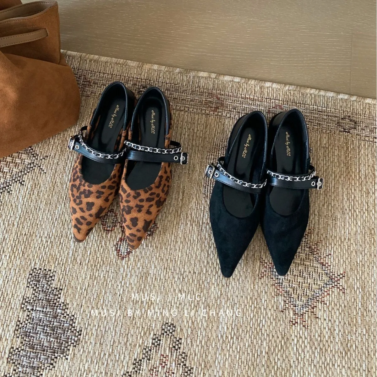 2025新款韩版尖头内增坡跟豹纹一字带链条通勤软底通勤女单鞋