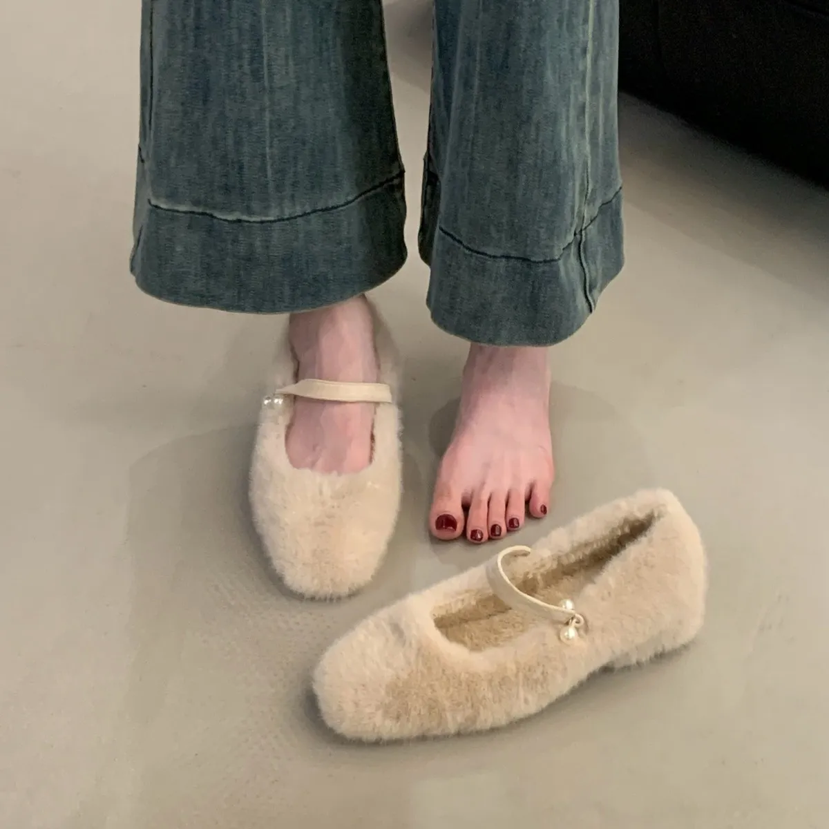 2025秋冬新款圆头粗跟一字带珍珠玛丽珍通勤优雅毛毛单鞋