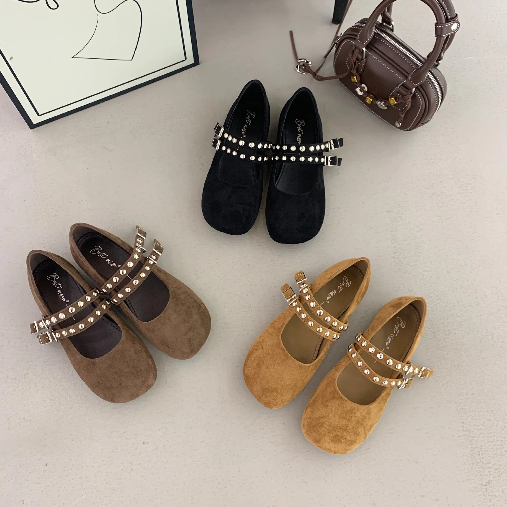 2025新款冬季时尚圆头绒面一字带铆钉扣软底时装通勤豆豆女单鞋