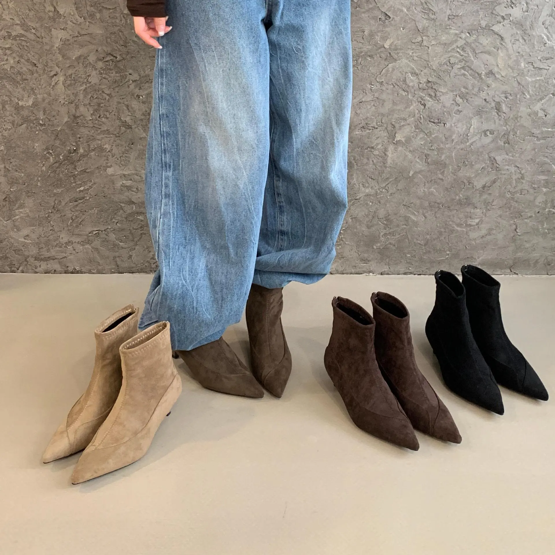 法式复古风尖头细跟绒面短筒瘦瘦靴2025秋冬新款绒面后拉链短靴女