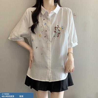 白色POLO领花朵刺绣短袖衬衫女夏季大码胖mm显瘦设计感巨好看上衣