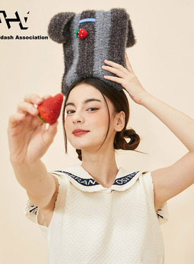 AHA爱侈艾·亮闪闪彩色条纹拼接钩编织小草莓装饰手拿包