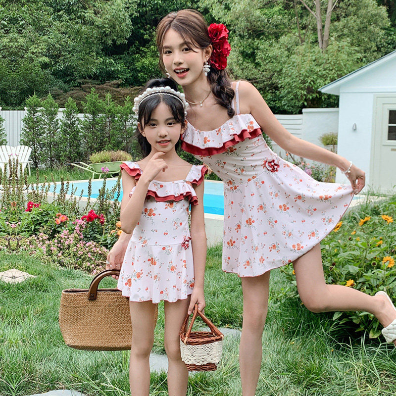 新款碎花亲子泳衣母女母女吊带连体裙式斜肩荷叶边甜美显瘦家庭装