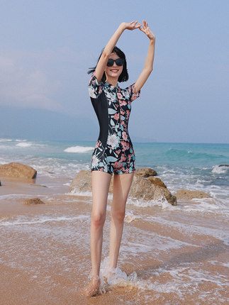 依莎韦尔8222新款时尚性感泳衣女连体泳装特惠温泉休闲运动显瘦轻
