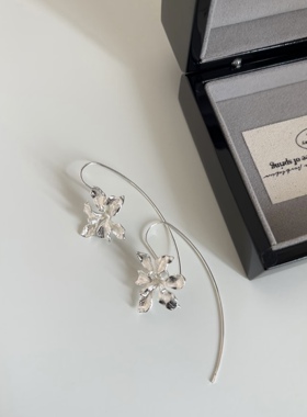 vogueess超美鸢尾花耳钩耳挂清冷感不规则耳环显脸小设计百搭金属