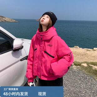 玫红色短款冲锋衣羽绒服2025新款女冬连帽字母刺绣巨好看加厚外套