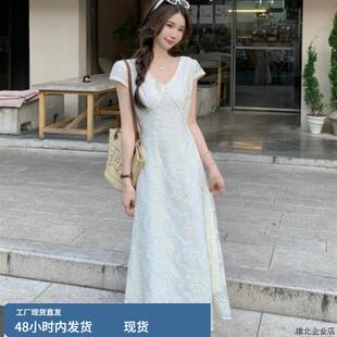 提花v领小飞袖法式白色连衣裙女收腰遮手臂夏季海边度假丁达尔裙
