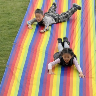 儿童草坪滑梯垫幼儿园小朋友户外滑草垫亲子互动小游戏彩虹溜溜布