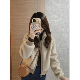 独特漂亮的初冬浅咖色毛茸茸加绒加厚小香风短款羊羔绒外套女冬季