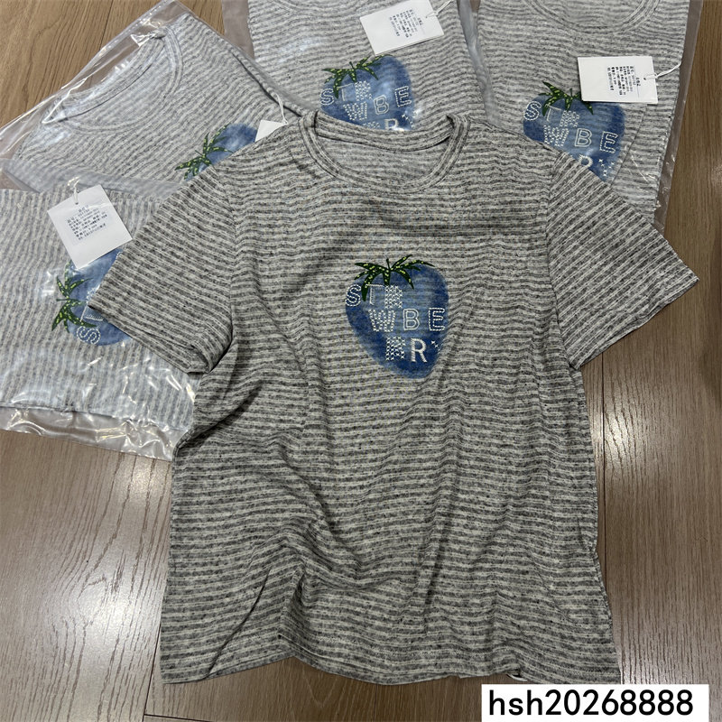 欧洲站2026夏季新款圆领短袖T恤女撞色条纹草莓字母钉珠印花上衣