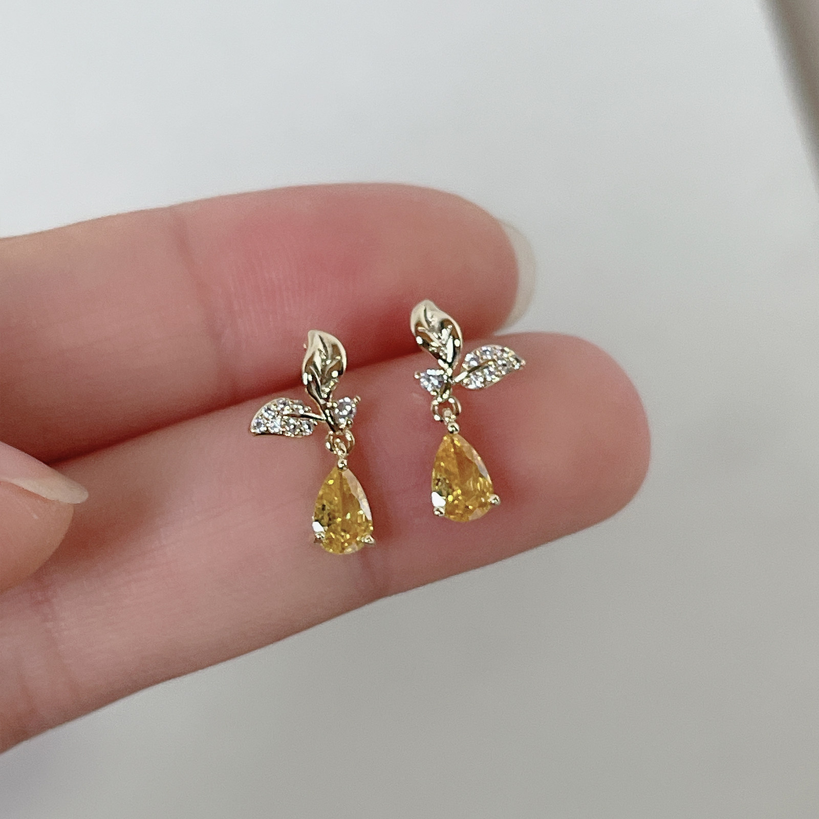 新款小众设计感精致小巧黄色锆石水滴叶子耳钉日常百搭耳环女耳夹