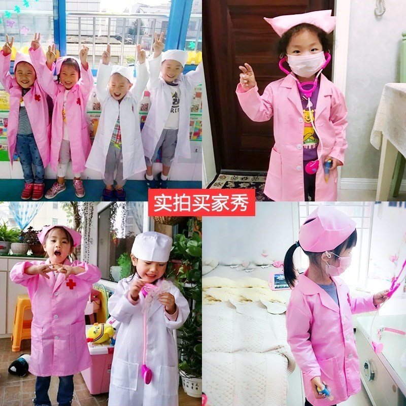 幼稚園のままごと人形は医者や子供服のコスプレをして看護師の帽子をかぶっています。