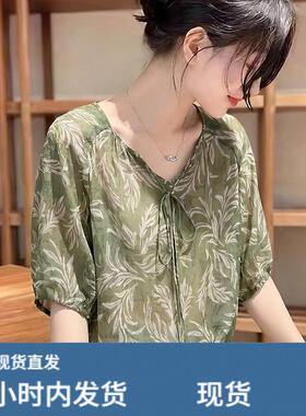 绿色印花短袖衬衫女夏2026新款V领系带宽松休闲显瘦时尚百搭上衣