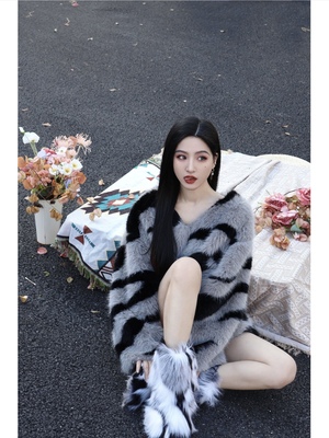 斑马纹v领中长款毛衣女加厚秋冬慵懒高级设计感炸街毛毛打底上衣