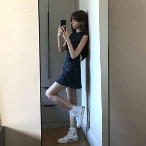 巨好看蓝色格纹连衣裙子女夏季2026新款绝美漂亮收腰无袖背心短裙