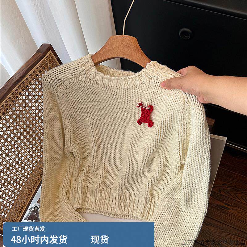 2025秋新款韩版小挂件胸针圆领套头毛衣女时尚百搭短款针织衫上衣