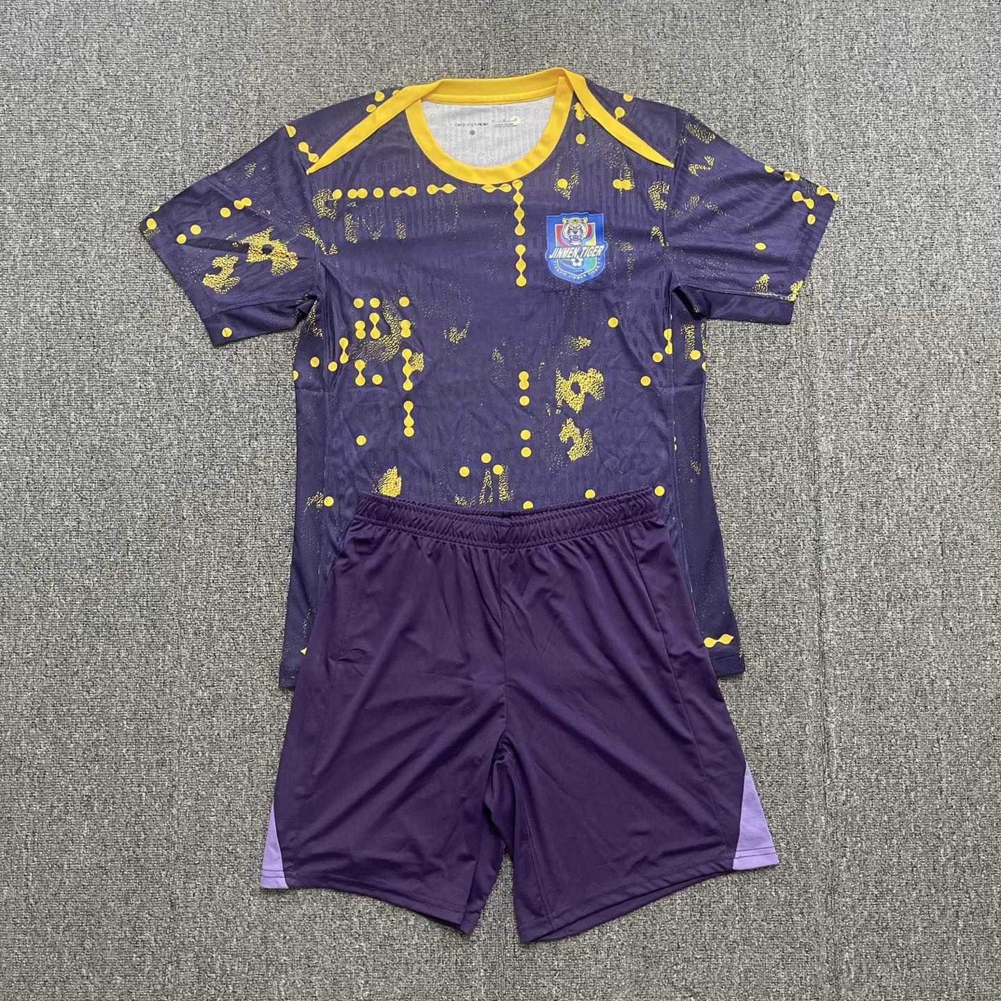 天津津门虎赛前训练服短袖足球服球员教练组队服2025新款中超球衣图片