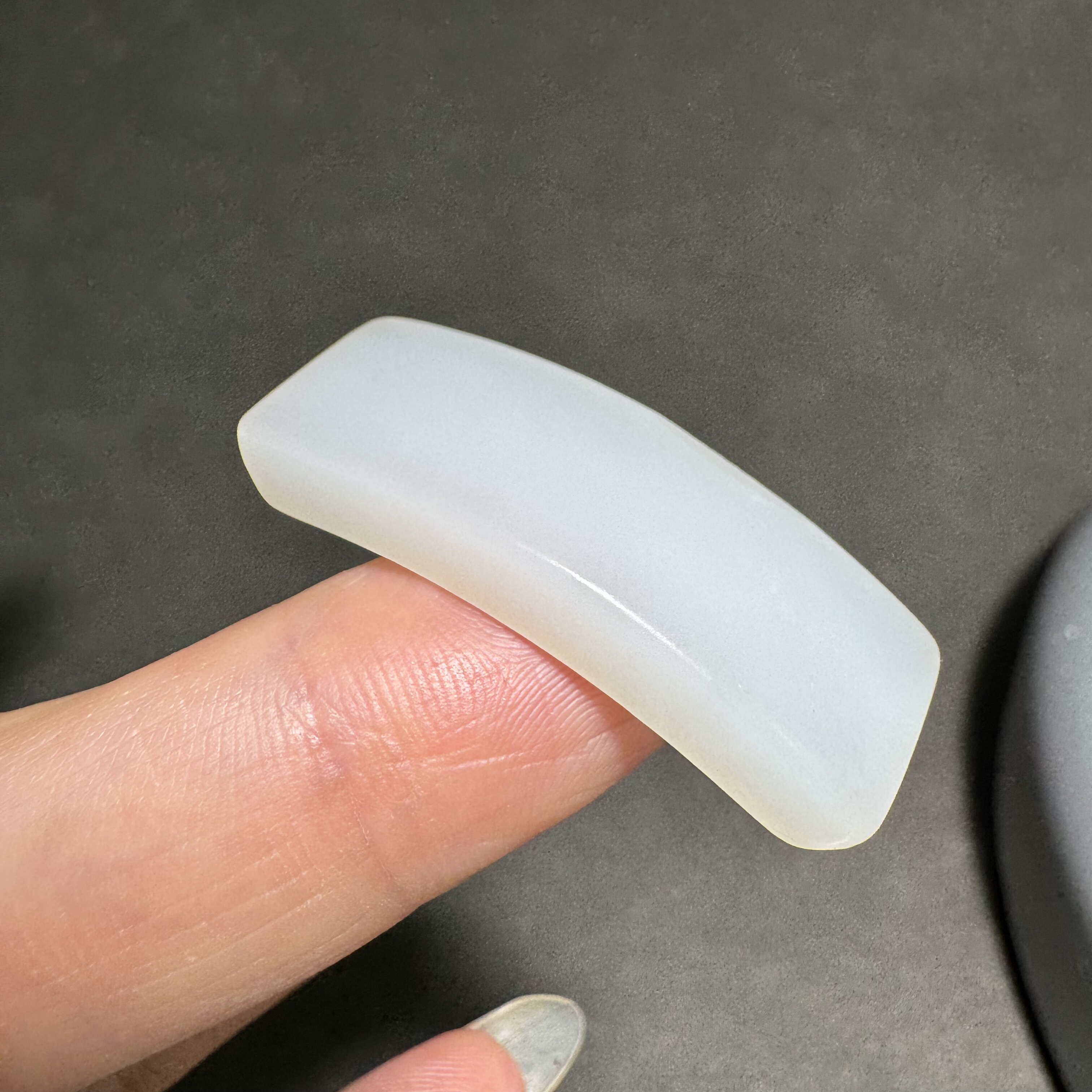 新疆和田玉白玉籽料手牌配饰玉质温润油糯细腻留原皮重7.2克