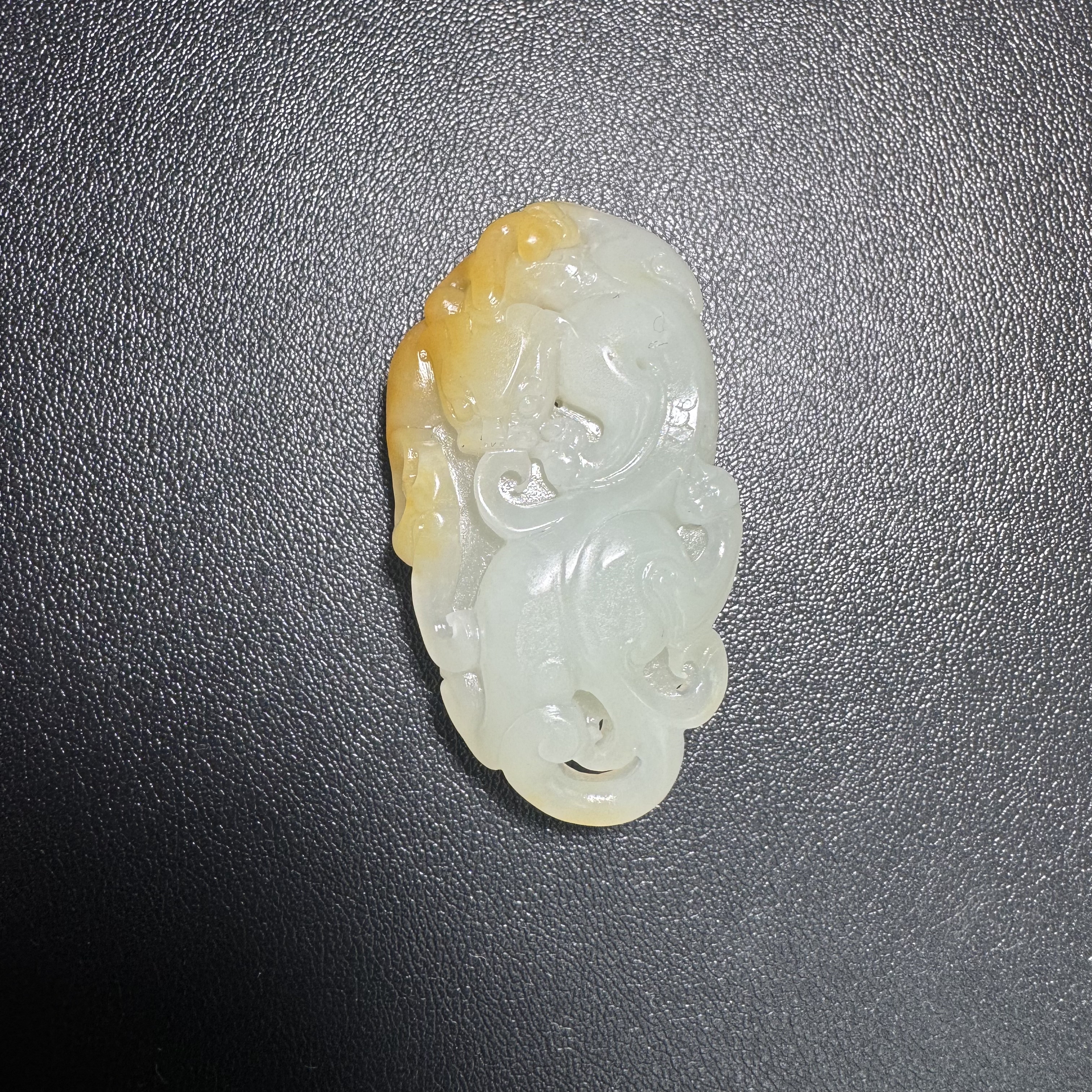 新疆和田玉黄沁皮籽料苏工雕刻螭龙挂件吊坠油润度极好 重19.8克