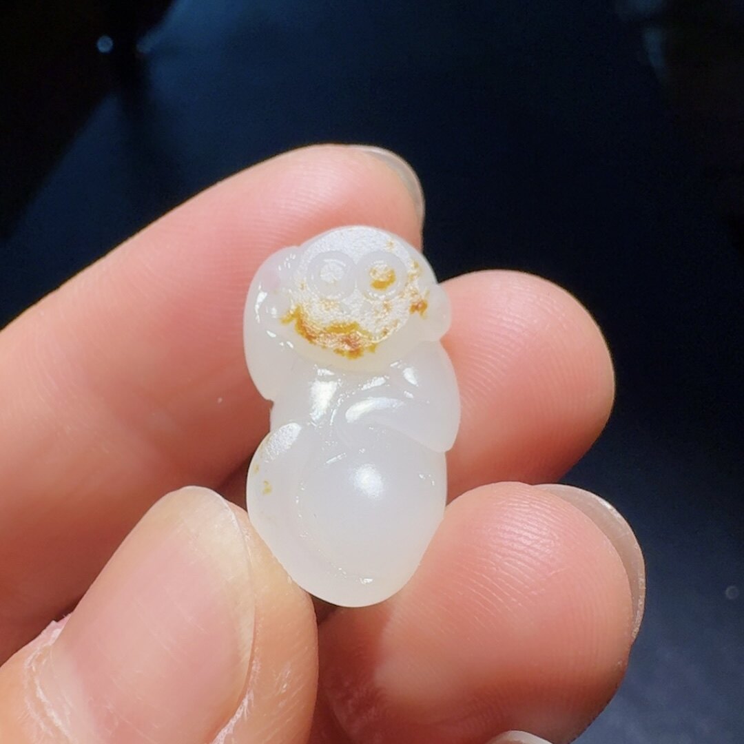 和田玉籽料羊脂玉红脸小猴子吊坠小巧精致生肖猴一级白细 过灯的