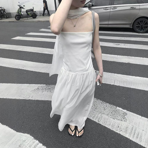 爱与南希露背细肩带A字连衣裙