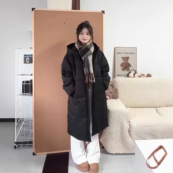 黑色连帽中长款羽绒棉服