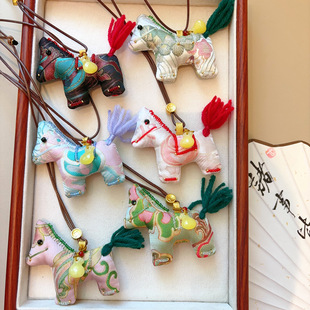 送礼盒非遗宋锦蜀锦真丝马上有钱手工布艺国风生肖小马挂件绳项链