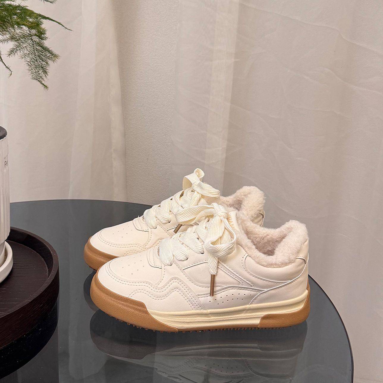 百搭保暖休闲鞋子2025新款冬季覆古小白鞋41-43大码女鞋面包1116w