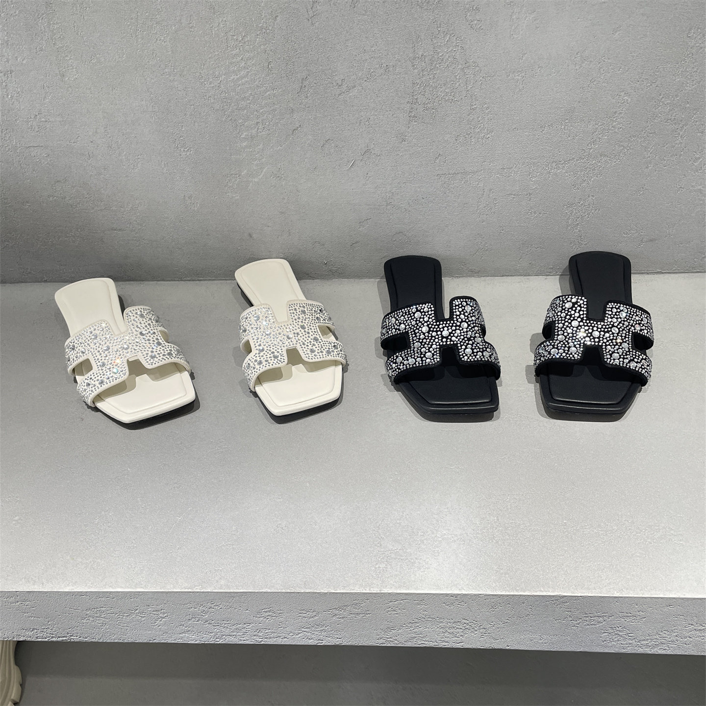 欧洲站2026夏款真皮女鞋时尚新品百搭烫钻羊皮露趾工字型低跟拖鞋