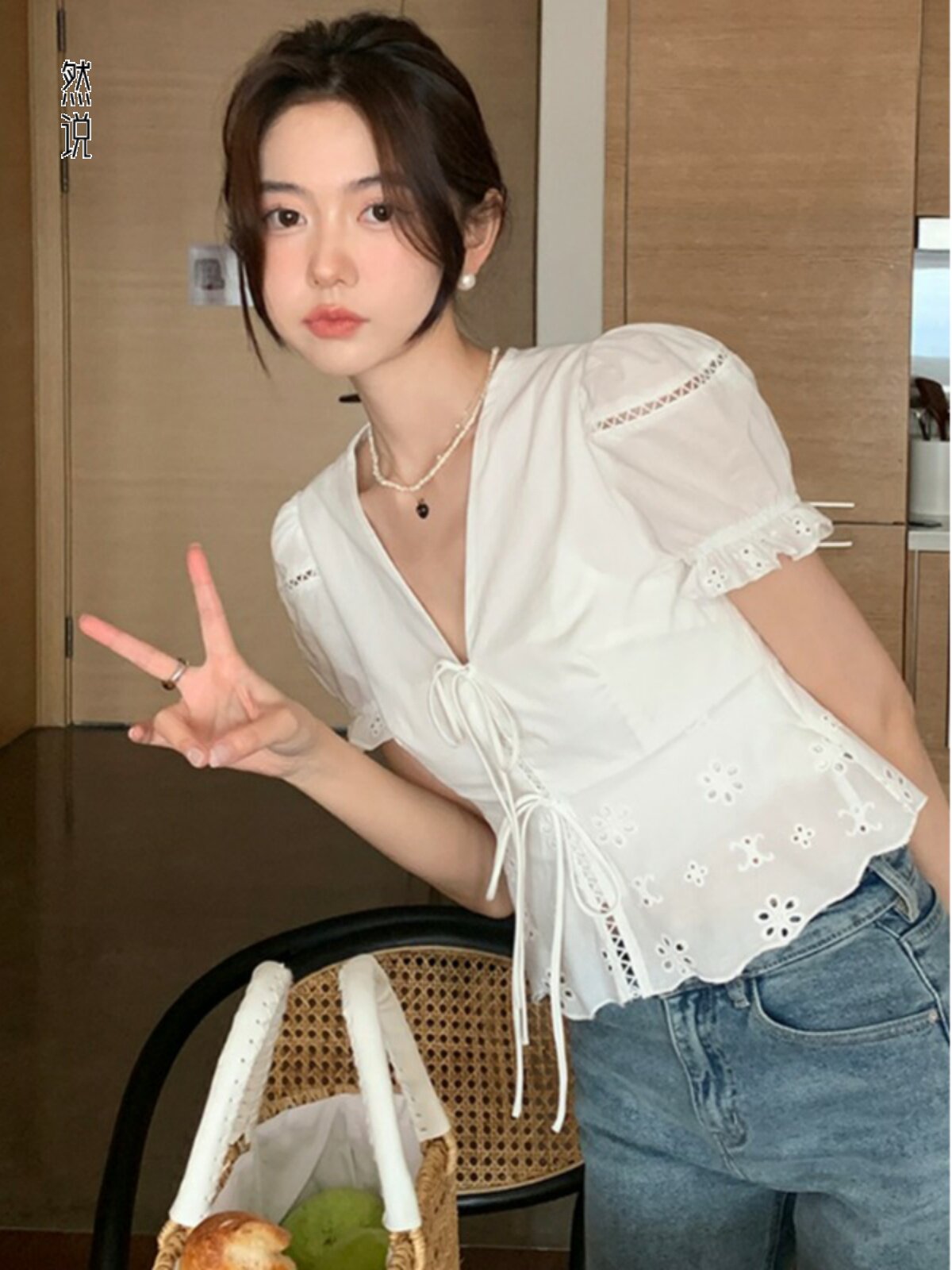 여성용 여름 V 넥 레이스 중공 레이스 퍼프 슬리브 탑을위한 한국의 세련된 세련된 흰색 짧은 셔츠