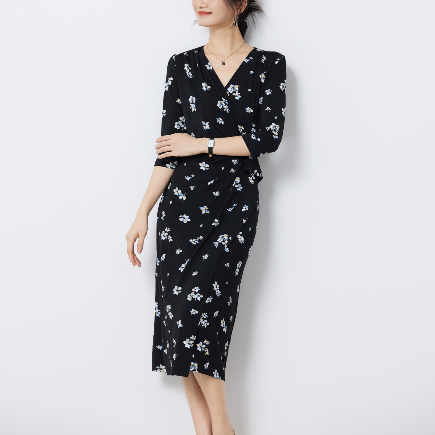 2026春装新款法式气质优雅V领碎花连衣裙女装包臀收腰显瘦夏长裙