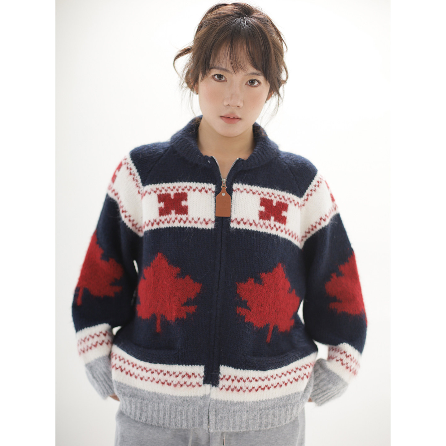 12/08 0点ohmyloli北欧复古枫叶提花翻领拉链侧口袋落肩毛衣外套